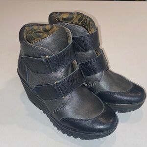 FLY LONDON Wedge Sneaker Bootie Double Velco Buckle Black/Gray Womens Sz 36 EUC